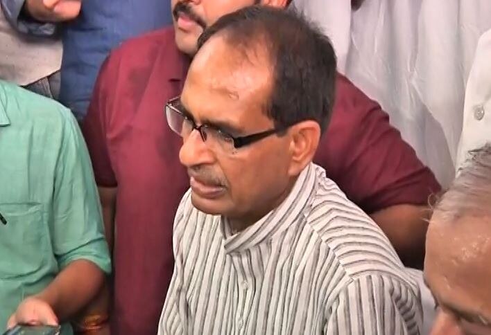 MP: मंदसौर पहुंचे शिवराज से बोलीं पीड़ित किसान की पत्नी- 'मेरा पति लौटा दो