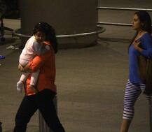 PHOTOS: दुबई से छुट्टियां मनाकर वापस लौटीं रानी मुखर्जी, बेटी आदिरा के साथ हुईं क्लिक