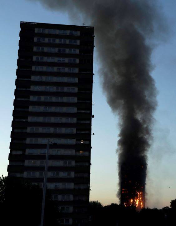 आग को देखते हुए आस पास की बिल्डिंगों को भी खाली कराया गया है.