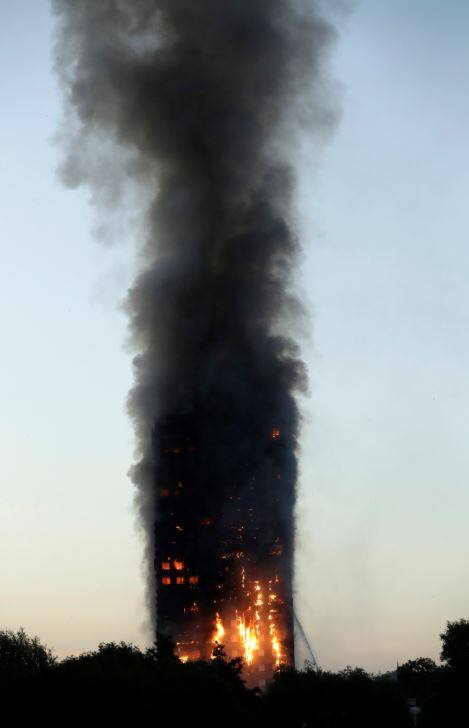 यह एक 27 मंजिला आवासीय इमारत है. दावा है कि कई लोग अपने घरों में फंसे हुए हैं.