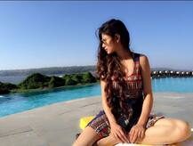 फुर्सत के लम्हों को कुछ यूं एंजॉय कर रही हैं \'नागिन 2\' की एक्ट्रेस मौनी रॉय, देखें तस्वीरें...