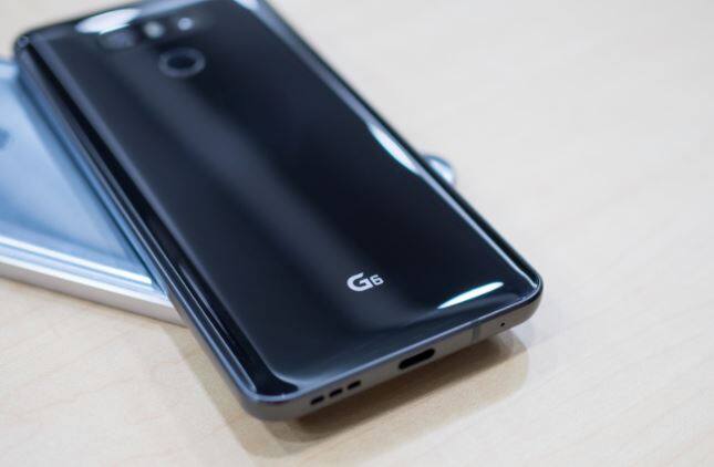 रिजॉल्यूशन 2,880x1,400 पिक्सल है. LG G6 में नॉगट 6.0 ऑपरेटिंग सिस्टम है.