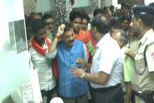 इलाहाबाद: DRM ने 27 बार फोन नहीं उठाया तो धरने पर बैठ गए BJP सांसद