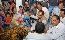 किसान आंदोलन: फायरिंग में मारे गये किसानों के परिजन को CM शिवराज ने सौंपे 1-1 करोड़ रूपये मुआवजे के कागजात