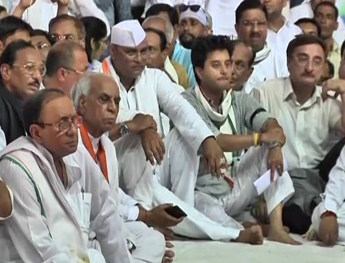 MP: सिंधिया का 72 घंटे का सत्याग्रह, बोले- ‘मैं कुर्सी के लिए ये सब नहीं करता’