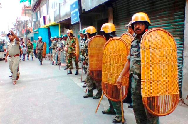 Gorkha Janmukti Morcha Workers Protest Against Police Raid At Their Office In Darjeeling दार्जलिंग: GJM प्रमुख के घर पर छापेमारी, हथियारों का जखीरा बरामद, विरोध प्रदर्शन तेज