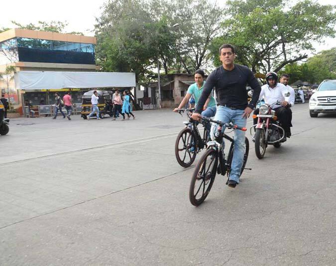 दिलचस्प ये है कि सलमान खान साइकिल चलाते हुए सुपरस्टार शाहरूख खान के घर मन्नत के बाहर से भी गुजरे.