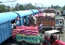 दिल्ली में बिक रहा है 20 रूपये किलो प्याज, मध्य प्रदेश में 50 पैसे प्रति किलो बेचने को मजबूर हैं किसान