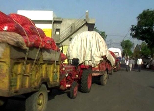 मध्य प्रदेश: शिवराज सरकार के दावे फेल, प्याज बेचने के लिए लगी 3 KM लंबी लाइन