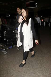 एयरपोर्ट पर बेबी बंप के साथ नज़र आईं ईशा देओल, देखें तस्वीरें...