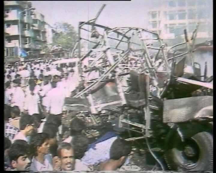 धमाकों में 257 लोग बेमौत मारे गए थे और 713 लोग गंभीर रुप से जख्मी हुए थे. धमाकों के ये जख्म इतने गहरे थे कि वक्त भी उसे भर नहीं पाया. देखते-देखते कई साल गुजर गए. अब 24 साल बाद आए इस फैसले का इंतजार पूरे देश को था. अदालत ने धमाको के आरोपी अंडरवर्ल्ड डॉन अबू सलेम के साथ ही धमाकों में संलिप्त पांच और आरोपी मुस्तफा डोसा, करीमुल्ला शेख, ताहिर मर्चेंट, फिरोज खान और रियाज सिद्दीकी को दोषी करार दिया है. जबकि एक आरोपी अब्दुल कयूम को बरी कर दिया गया है...आगे जानिए...