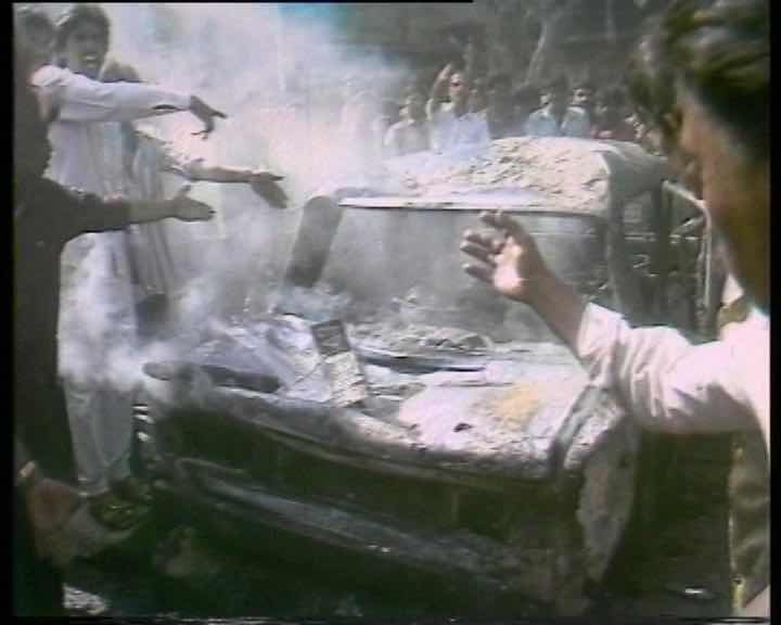 1993 के सीरियल मुंबई बम ब्लास्ट मामले में 24 साल बाद सबसे बड़ा फैसला आया है. मुंबई की विशेष टाडा अदालत ने धमाकों के आरोपी डॉन अबू सलेम के साथ ही पांच और आरोपियों को दोषी करार दिया है. अदालत ने फ्राइडे (शुक्रवार) के दिन ही ब्लैक-फ्राइडे का हिसाब कर दिया है. 12 मार्च 1993 को शुक्रवार ही था और तब एक के बाद एक 13 धमाकों के साथ मुंबई दहल गई थी...आगे जानिए...