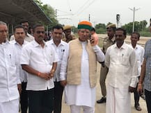 केंद्रीय मंत्री अर्जुन राम मेघवाल ने रेल सफर के दौरान युवाओं से की बातचीत