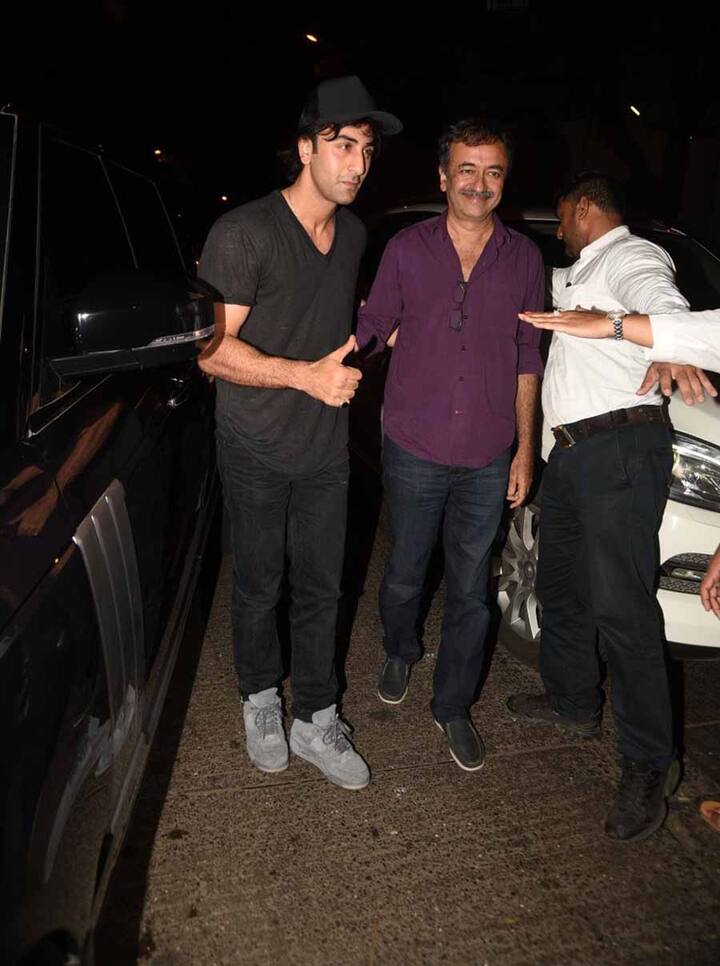 बर्थडे पार्टी में जाते समय रनबीर और राजकुमार हिरानी ने साथ में पोज दिया. संजय दत्त की बायोपिक की शूटिंग इन दिनों रनबीर कपूर कर रहे हैं. इसे राजकुमार हिरानी ने डायरेक्ट किया है. (Photo: Manav Mangalani)