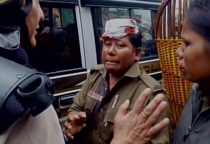 मुख्यमंत्री ने कहा है कि दार्जीलिंग में जीजेएम कार्यकर्ताओं के साथ झड़प में आईआरबी का असिस्टेंट कमांडर मारा नहीं गया बल्कि गंभीर रूप से घायल है. इसके साथ ही पश्चिम बंगाल की मुख्यमंत्री ममता बनर्जी ने कहा कि गोरखा जनमुक्ति मोर्चा के पूर्वोत्तर में उग्रवादी समूहों से संबंध हैं. दार्जिलिंग की स्थिति पर राजनीतिक गतिविधियां भी तेज हैं...आगे जानिए...