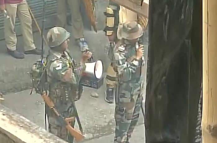 जीजेएम की महिला शाखा ने पार्टी के सहायक महासचिव विनय तमांग के आवास पर हुई छापेमारी के खिलाफ नारेबाजी करते हुए दार्जिलिंग के उत्तर में स्थित सिंगमड़ी में रैली निकाली, जिसके बाद व्यापक हिंसा शुरू हो गई. सैकड़ों महिला कार्यकर्ताओं ने अलग गोरखालैंड की मांग करते हुए हाथों में तिरंगा थामे 'गोरखालैंड गोरखालैड' के नारे लगाए...आगे जानिए...