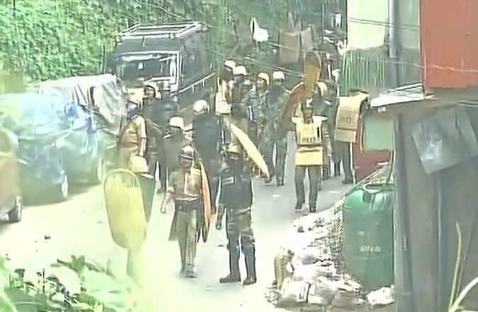 पश्चिम बंगाल के उत्तरी क्षेत्र में स्थित दार्जिलिंग में फिर एक बार हिंसा भड़क गई है. पुलिस और पब्लिक के बीच कई जगहों पर झड़पों की सूचना है. इसके साथ ही इंडियन रिजर्व बटालियन (आईआरबी) के एक अधिकारी पर हमले की सूचना है. उन पर खुखरी से हमला किया गया है. इसबीच इसे लेकर अफवाहों के बाद पश्चिम बंगाल की सीएम ममता बनर्जी का बयान आया है...आगे जानिए...