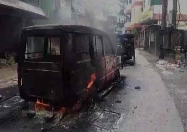 महिला कार्यकर्ताओं ने 'पुलिस वापस जाओ' के नारे लगाते हुए पुलिस बेरिकेड को धक्का दिया, जिसके बाद पुलिस ने स्थिति को नियंत्रण में करने के लिए आंसू गैस के गोले छोड़े. विनय तमांग ने कहा कि पुलिस और तृणमूल कांग्रेस के कार्यकर्ताओं ने शुक्रवार रात करीब तीन बजे उनके घर में भी उसी प्रकार छापेमारी और तोड़फोड़ की, जिस तरह दो दिन पहले उन्होंने पार्टी प्रमुख बिमल गुरंग के घर पर की थी...आगे जानिए...