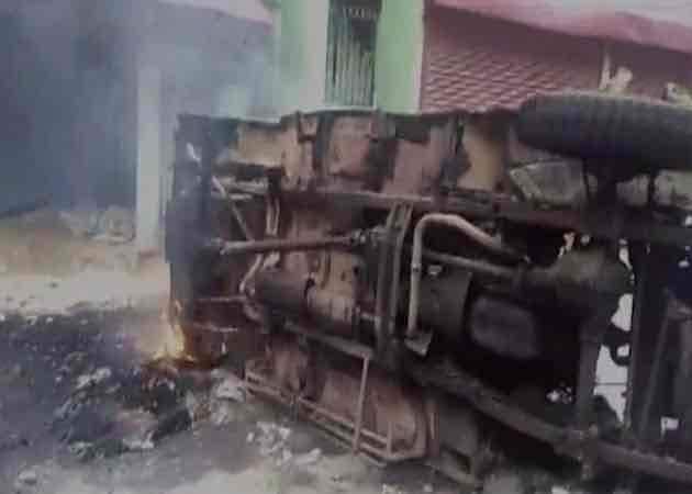तमांग ने साथ ही दावा किया कि पुलिस ने जीजेएम के विधायक अमर राय के बेटे को भी गिरफ्तार कर लिया है. अमर राय का कहना है कि उनके बेटे का राजनीति से कोई लेनादेना नहीं है. तमांग ने एक बयान में कहा, 'हम स्तब्ध हैं कि पिछली रात एक स्थानीय पत्रकार विक्रम राय को गिरफ्तार कर लिया गया. राय कोलकाता के कई मीडिया संस्थानों से जुड़े हैं.'...आगे जानिए...
