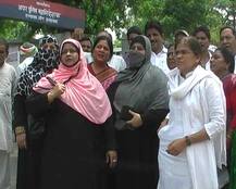 \'माफिया डॉन\' अतीक अहमद के परिवार ने लगाया उत्पीड़न का आरोप, पत्नी ने दी धरने की धमकी