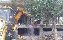 यूपी: हाईकोर्ट के ऑर्डर के बाद गायत्री प्रजापति की अवैध बिल्डिंग पर चला बुल्डोजर