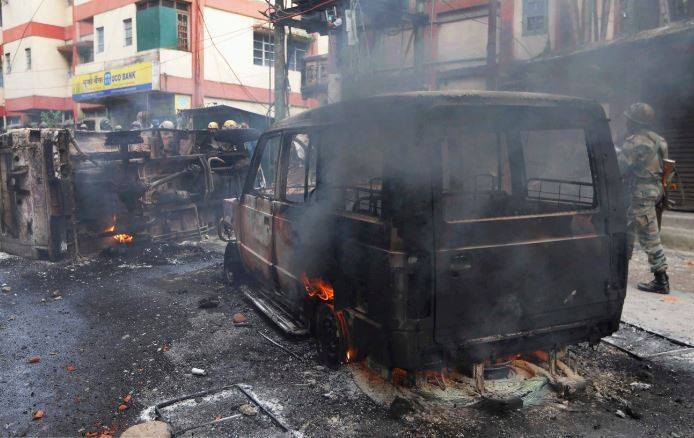 Clash Between Gjm And Police One Killed 35 Security Personnel Injured दार्जिलिंग: नहीं थम रहा संग्राम, 4 की मौत, GJM ने ममता सरकार से बातचीत की मांग ठुकराई