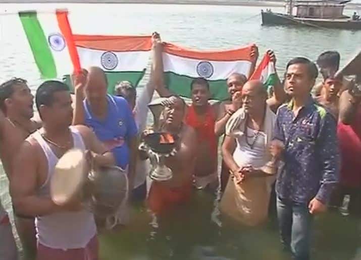 यूपी के वाराणसी में भी क्रिकेट फैंस टीम इंडिया की जीत के लिए प्रार्थना में जुटे हुए हैं.
