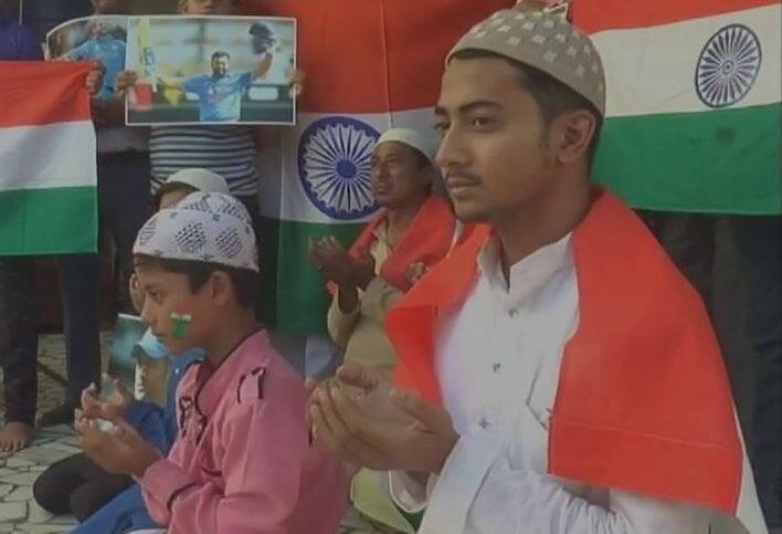 यूपी के कानपुर में अलग-अलग समुदायों के लोग भारतीय क्रिकेट टीम की जीत के लिए दुआएं कर रहे हैं.