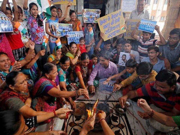 क्रिकेट इतिहास के दो सबसे प्रबल प्रतिद्वंद्वी भारत और पाकिस्तान आज आईसीसी चैंपियंस ट्रॉफी के महाफाइनल में आमने सामने होंगे. दोनों टीमों के मुकाबले में अद्भुत रोमांच होता है. ये मुकाबले सिर्फ मैदान पर ही नहीं खेले जाते बल्कि इनसे लोगों की भानृवनाएं भी जुड़ी होती है इसका अंदाजा आप इससे लगा सकते हैं कि इस महामुकाबले से पहले ही देश भर में टीम इंडिया की जीत के लिए यज्ञ और प्रार्थनाओ का दौर शुरू हो चुका है. क्रिकेट के दीवाने अपने-अपने तरीके से भारत की जीत के लिए अनुष्ठान कर रहे हैं. कोई घर में पूजा कर रहा है, तो कोई मन्दिर मस्जिद जा कर अपने देश की जीत के लिए अराधना कर रहा है. 