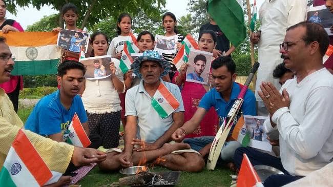 मुरादाबाद के आशियाना कालोनी में सुबह छ: बजे से ही लोग बाल बिहारी पार्क में बैठ कर यज्ञ कर रहे हैं और इनका कहना है की जब तक भारत जीत नहीं जाता वो यज्ञ में आहुतियाँ देते रहेंगे !