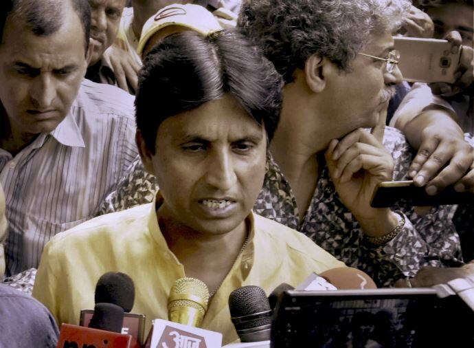 लाल किला कवि सम्मेलन: केजरीवाल सरकार ने कुमार विश्वास को नहीं बुलाया delhi govt did not send invite to kumar vishwas for kavi sammelan लाल किला कवि सम्मेलन: केजरीवाल सरकार ने कुमार विश्वास को नहीं बुलाया