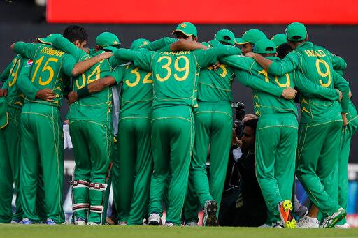 पाकिस्तान को कम आंकना: हार का चौथा कारण विराट कोहली एंड कंपनी का पाकिस्तान को कम आंकना भी रहा. टीम इंडिया डिफेंडिंग चैंपियन थी और पाकिस्तान के पास खोने के लिए कुछ नहीं था इसलिए उन्होंने साकारात्मक खेल का प्रर्दशन किया. भारतीय टीम मुकाबले से पहले दूसरे पायदान पर थी जबकि पाकिस्तानी टीम आठवें पायदान पर और यहीं भारत से बड़ी चूक हुई.