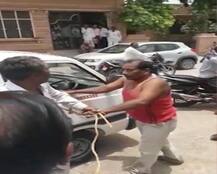 पैसों के लिए \'पाप\', मारपीट के बाद एंबुलेंस में बांध शख्स को गांव भर में घसीटा