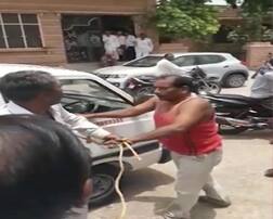पैसों के लिए 'पाप', मारपीट के बाद एंबुलेंस में बांध शख्स को गांव भर में घसीटा