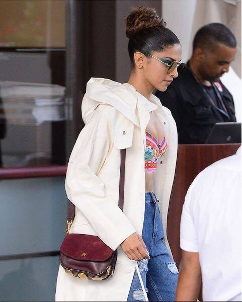 ताज़ा तस्वीरों में आप देख सकते हैं कि दीपिका कैसे गर्मी से निजात पाने के लिए अपनी ड्रेसिंग सेंस का एक नया मिक्स तैयार कर रही हैं. इस तस्वीर में वे इतनी हॉट लग रही हैं कि किसी का भी दिल उनपर आ जाए.