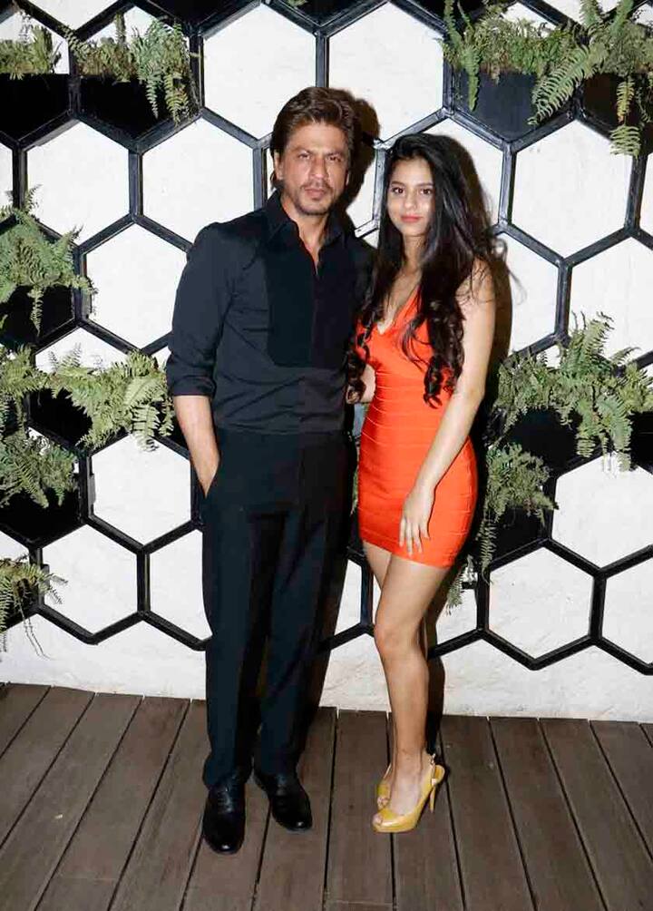 बहुत कम ही होता है जब सुहाना को लेकर शाहरूख खान किसी पार्टी में जाते हैं. यहां जब शाहरूख और सुहाना ने साथ में पोज दिया तो सबकी निगाहें उन्हीं पर टिकी रह गईं. (Photo: Manav Mangalani)