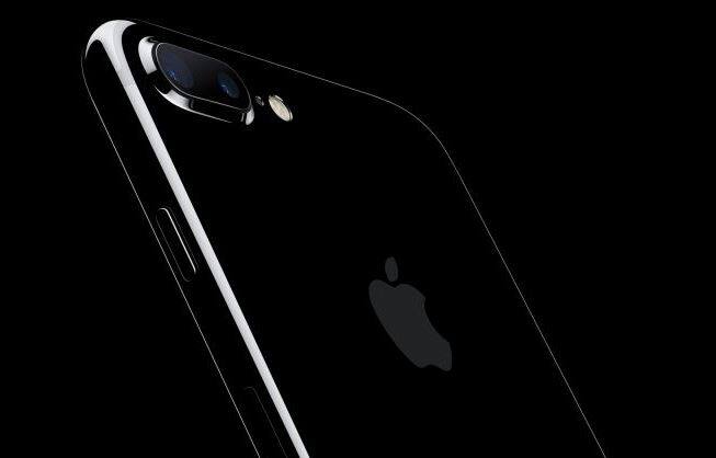  आईफोन 7: आईफोन 7 के 32 जीबी मॉडल की कीमत 42,999 रुपये, 128 जीबी मॉडल की कीमत 54,490 रुपये और 256 जीबी मॉडल की कीमत 65,900 रुपये है. इस सेल में आपको इन आईफोन 7 मॉडल्स पर 13,060 रुपये का डिस्काउंट मिल रहा है. 