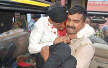 यूपी : वर्दी को सलाम ! दुर्घटना में घायल लोगों को \'गोद\' में उठाकर अस्पताल ले गई पुलिस