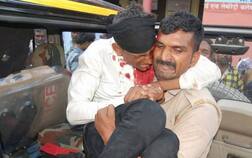 यूपी : वर्दी को सलाम ! दुर्घटना में घायल लोगों को 'गोद' में उठाकर अस्पताल ले गई पुलिस