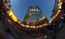 अंतरराष्ट्रीय योग दिवस के लिए रोशनी से जगमगाया संयुक्त राष्ट्र मुख्यालय