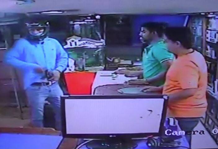 राजस्थान: जोधपुर के शोरूम में बदमाश ने सरेआम दोनों हाथों में पिस्तौल से की फायरिंग Rajasthan Open Firing Caught On Camera In Jodhpur राजस्थान: जोधपुर के शोरूम में बदमाश ने सरेआम दोनों हाथों में पिस्तौल से की फायरिंग