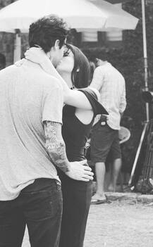 PICS: पति के साथ लिपलॉक करती दिखीं सनी लियोनी, तस्वीर इंटरनेट पर वायरल