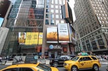 न्यूयार्क के \'टाइम्स स्क्वायर\' पर लगा है सलमान खान की मोस्ट अवेटेड फिल्म \'ट्यूबलाइट\' का पोस्टर