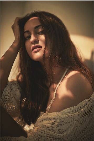 सलामन खान के साथ फिल्म दबंग से अपने करियर की शुरुआत करने वाली सोनाक्षी इंस्टाग्राम पर खासा एक्टिव रहती हैं और अपने फैन्स के लिए तस्वीरें शेयर करती रहती हैं.