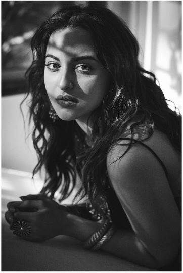 फिल्मों में आने से पहले सोनाक्षी ने फैशन डिजाइनिंग की पढ़ाई की है.