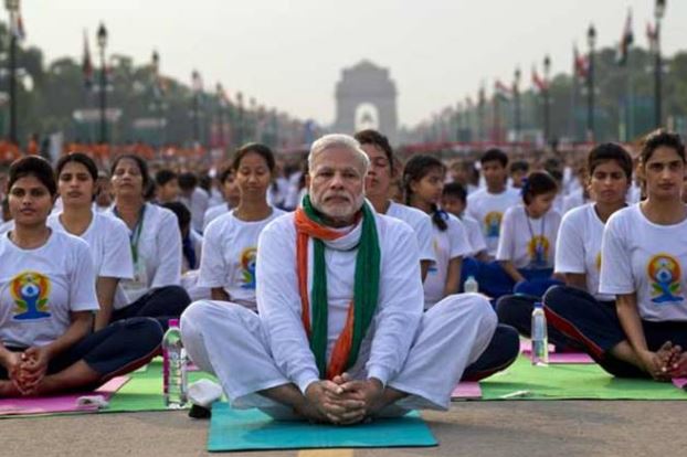 योग दिवस: आज भारत समेत दुनिया के 150 देशों में कार्यक्रम, लोगों के बीच योग कर रहे हैं मोदी