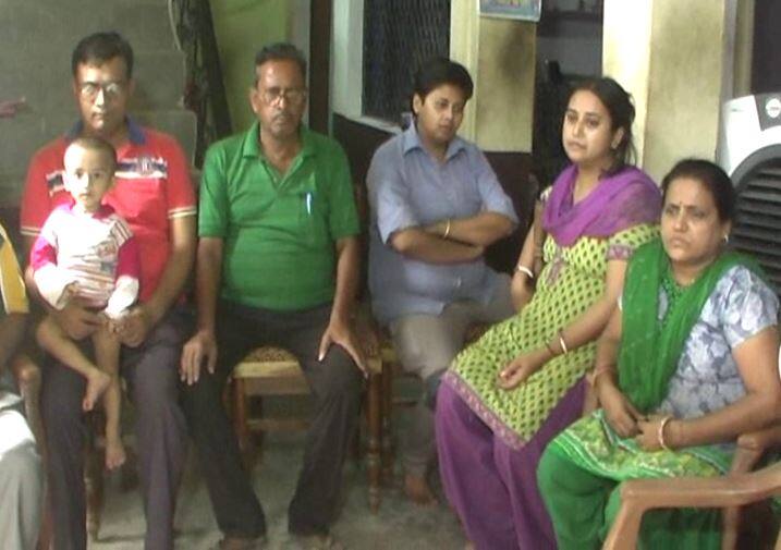 उन्हें शक है कि किसी ने अंजली को क़त्ल कर उसकी लाश को फंदे पर लटका दिया है. हालांकि परिवार वाले यह भी मानते है कि उसने किसी के खिलाफ कभी कोई बात नहीं बताई. ऐसे में अंजली की मौत को लेकर उनका शक और गहराता जा रहा है और बेटी के अंतिम संस्कार से पहले वह उसकी मौत का रहस्य जानना चाहते हैं. परिवार वालों का कहना है कि कोई सुसाइड नोट न होना और दरवाजे का बाहर से बंद होना उनके शक को और बढ़ा रहा है.