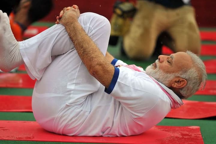 यूपी की राजधानी लखनऊ के रमाबाई मैदान में प्रधानमंत्री नरेंद्र मोदी ने लोगों के बीच बैठकर योग आसन किए. इससे पहले उन्होंने लोगों को संबोधित करते हुए योग का महत्व बताया.