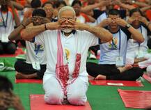 IN PICS: देश भर में मनाया जा रहा है योग दिवस, हैरान कर देगी INS विराट की तस्वीरें