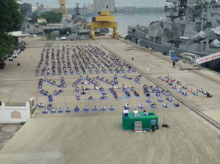 नौसेनिकों ने भारतीय युद्धपोत INS विक्रमादित्य पर भी योग अभ्यास किया